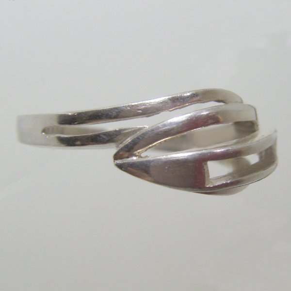 (r1329)Anillo de plata calado.